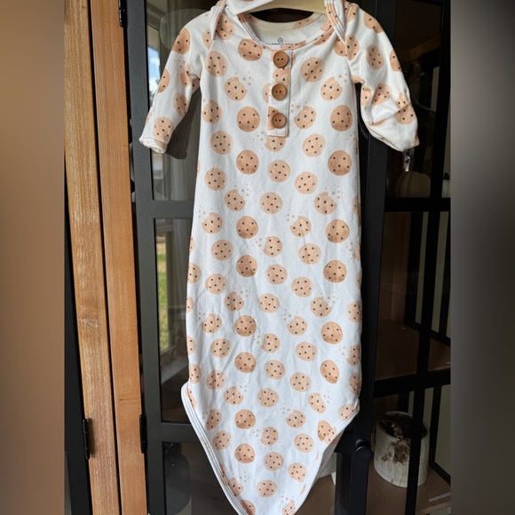Caden Lane cookies print newborn gown mittens long knotted hat matching set baby - Picture 6 of 11